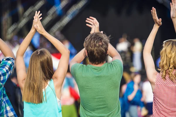 Mooie tieners in zomerfestival — Stockfoto