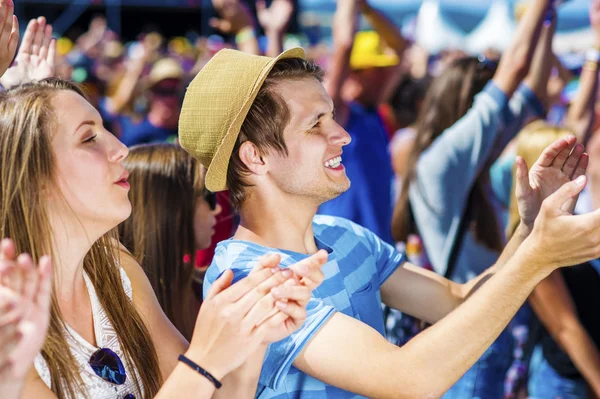 Vackra tonåringar på sommarfestival — Stockfoto