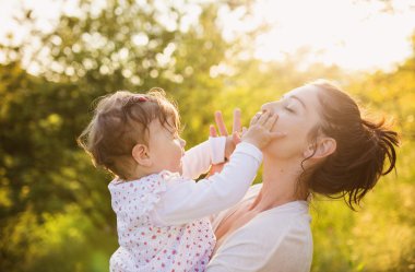 mutlu anne ve bebeği