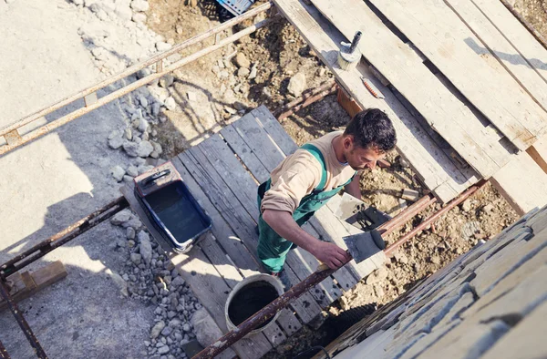 Homem colocando pedras naturais em uma parede — Fotografia de Stock