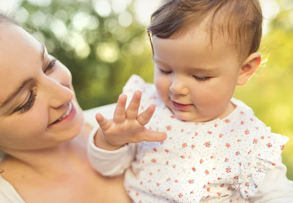 Feliz madre y su bebé — Foto de Stock