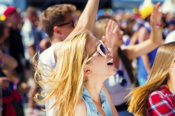 Vackra tonåringar på sommarfestival — Stockfoto