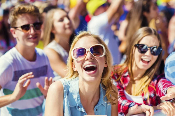 Mooie tieners in zomerfestival — Stockfoto