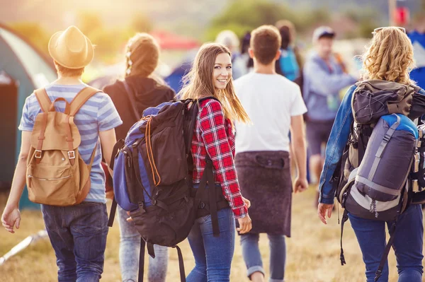 Mooie tieners in zomerfestival — Stockfoto