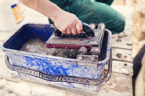 Man putting natural stones on a wall — Stock Photo, Image