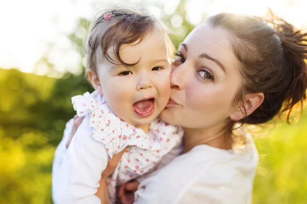 Mãe feliz e seu bebê — Fotografia de Stock