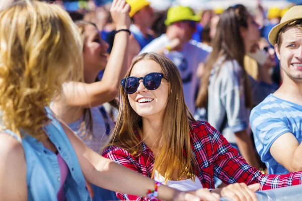 Adolescentes bonitas no festival de verão — Fotografia de Stock
