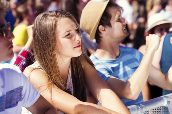 Vackra tonåringar på sommarfestival — Stockfoto