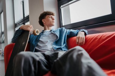 Lise öğrencisi okulda kaykayla takılıyor..