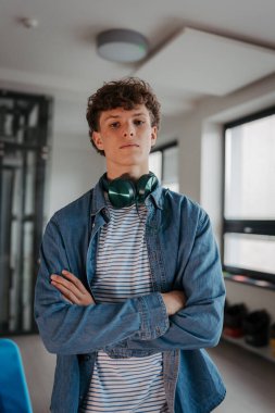 Okulda kulaklık takan kendinden emin bir öğrenci..