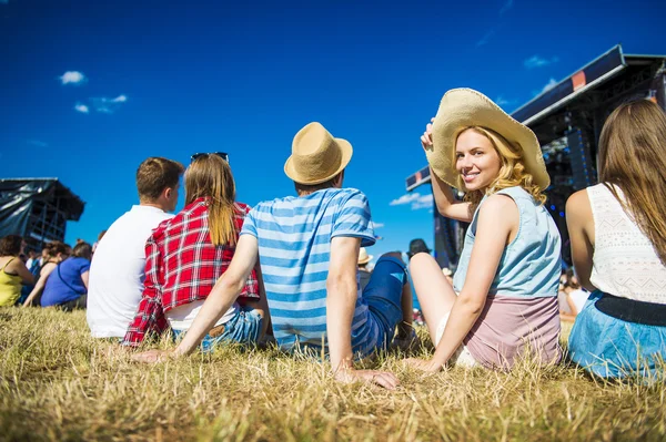 Bellissimi adolescenti al festival estivo — Foto Stock