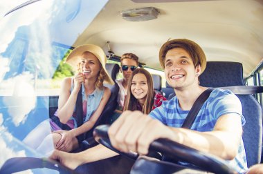 Güzel genç insanlar bir yolculuğa