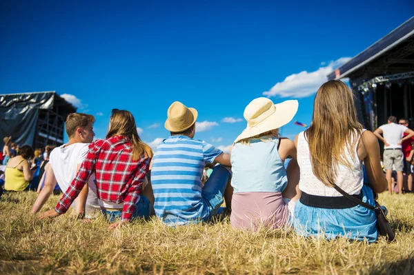 Hermosos adolescentes en el festival de verano — Foto de Stock