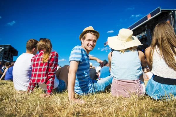 Hermosos adolescentes en el festival de verano — Foto de Stock