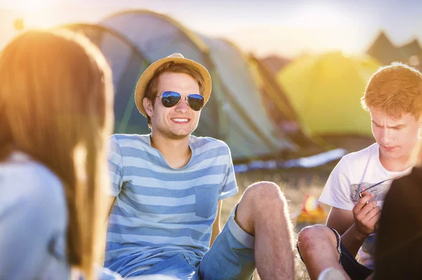 Vackra tonåringar på sommarfestival — Stockfoto