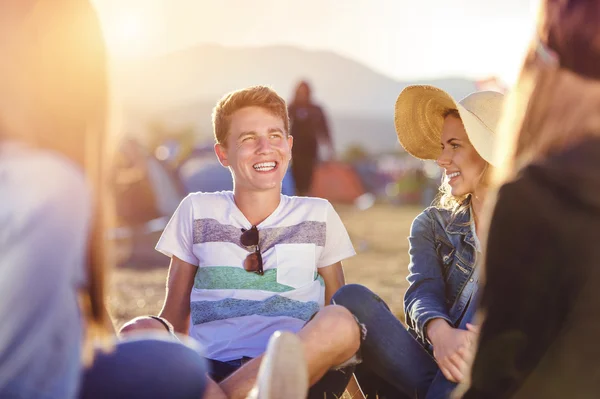 Vackra tonåringar på sommarfestival — Stockfoto