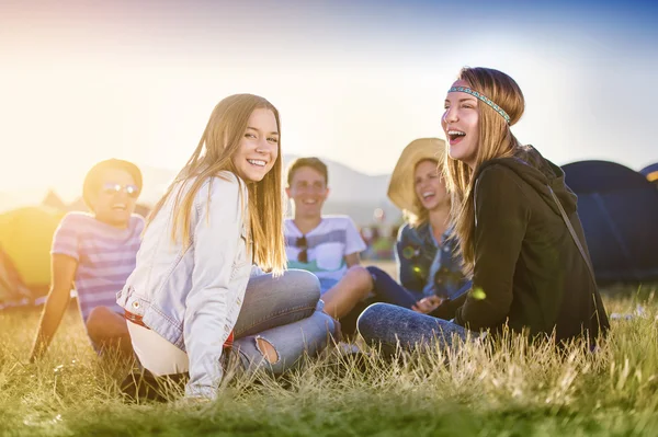 Mooie tieners in zomerfestival — Stockfoto