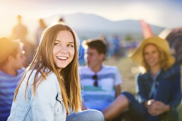 Mooie tieners in zomerfestival — Stockfoto