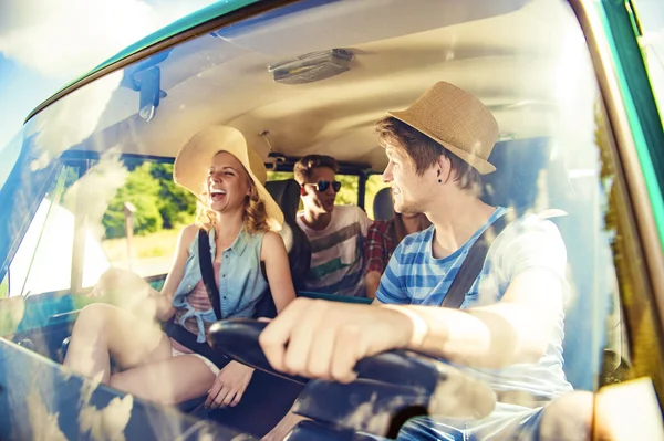 Beautiful young people on a road trip — Stock Photo, Image