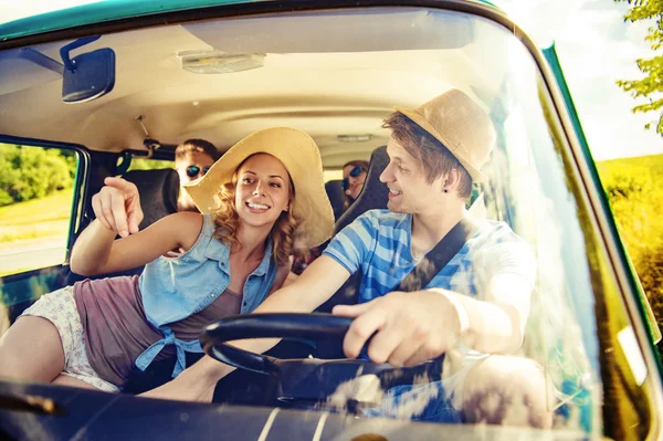 Hermosos jóvenes en un viaje por carretera — Foto de Stock