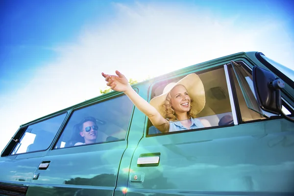 Jóvenes en viaje por carretera — Foto de Stock