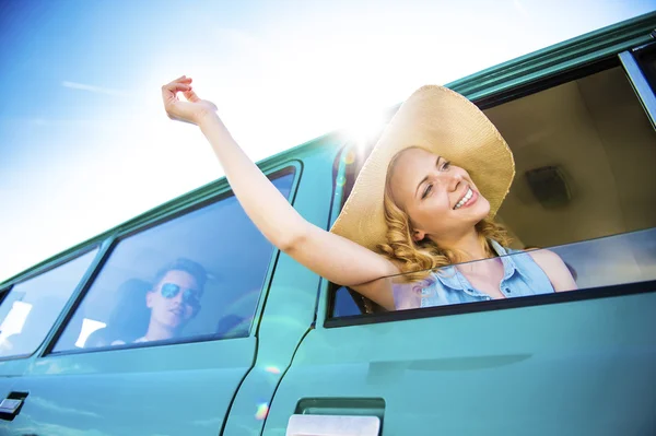 Jóvenes en viaje por carretera — Foto de Stock