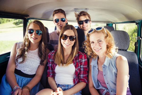 Mooie jonge mensen een op road trip — Stockfoto