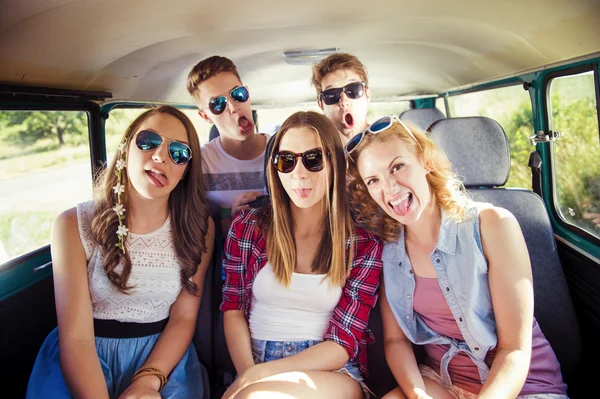 Mooie jonge mensen een op road trip — Stockfoto