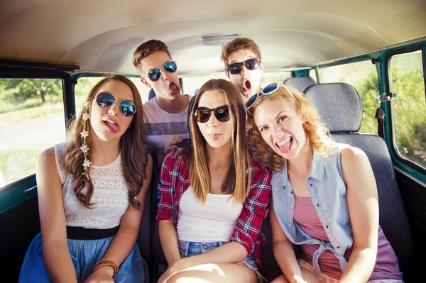 Hermosos jóvenes un viaje por carretera — Foto de Stock