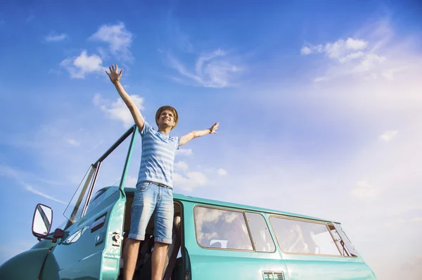 Jóvenes en viaje por carretera — Foto de Stock