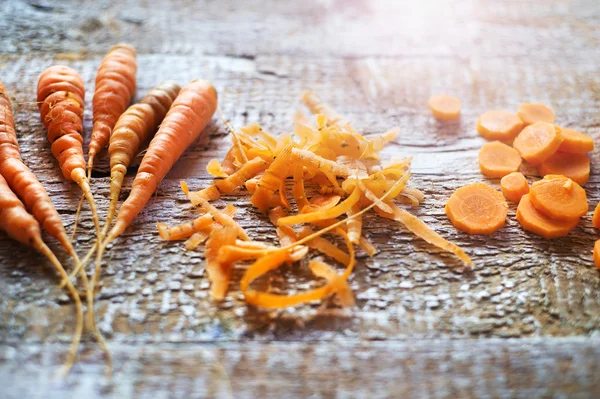 Морковь на столе — стоковое фото