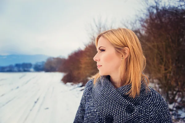 Vrouw in de winter natuur — Stockfoto