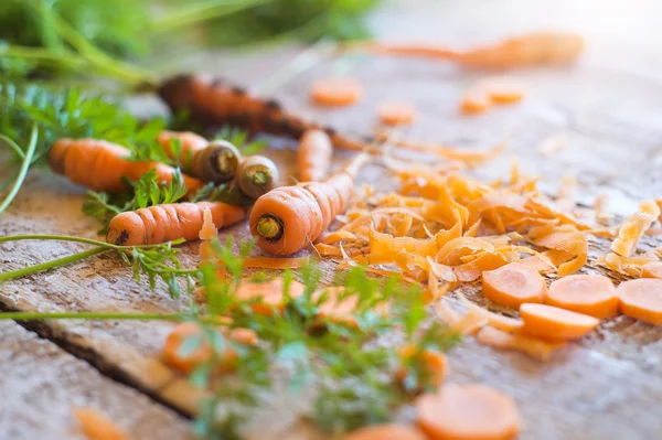 Морковь на столе — стоковое фото