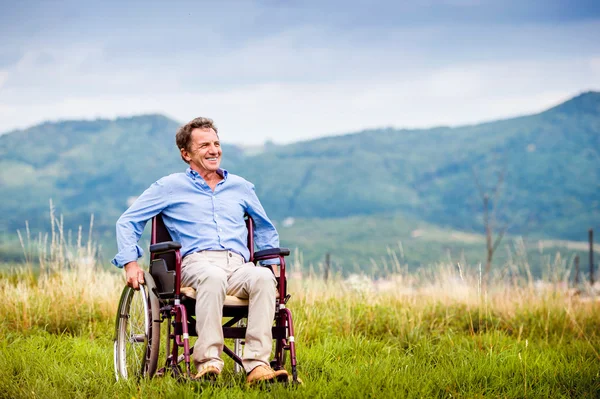 Человек в инвалидной коляске — стоковое фото