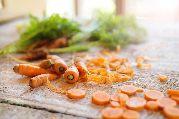 Wortel op een tafel — Stockfoto