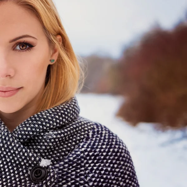 Woman in winter nature — Stock Photo, Image