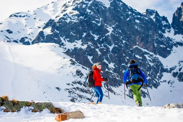 Junges Paar auf Wanderschaft — Stockfoto