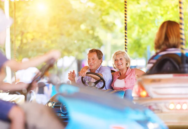 Senior paar op de kermis — Stockfoto