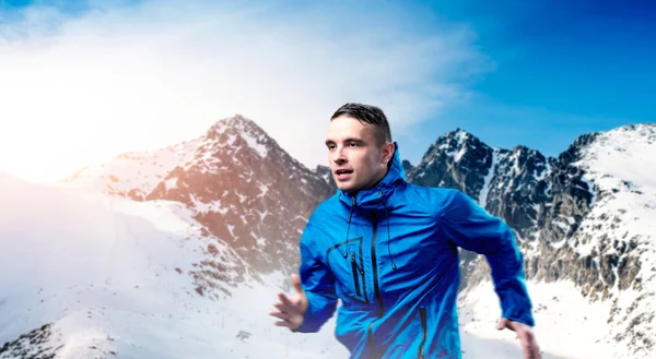 Homem correndo nas montanhas — Fotografia de Stock