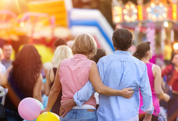 Senior paar op de kermis — Stockfoto