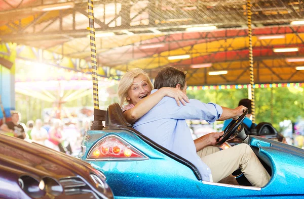 Coppia anziana alla fiera del divertimento — Foto Stock