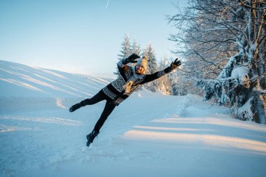 Karların içine atlayan adam, karlı doğada kış tatilinin tadını çıkarıyor..