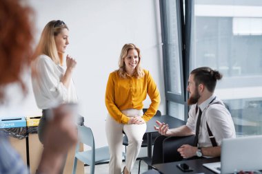 Takım beyin fırtınası yapıyor, pazarlama stratejisini tartışıyor. Takım çalışması konsepti.