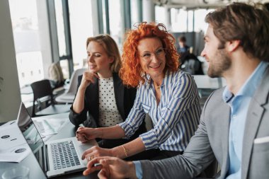 Yaratıcı ekip kahve içerken proje stratejisini tartışıyor. Takım çalışması konsepti.