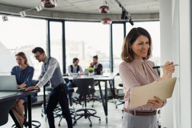 İş arkadaşları modern ofisi paylaşıyor. Takım çalışması konsepti.