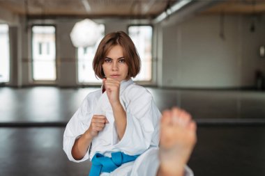 Dövüş sanatları eğitimi alan genç bir kadının portresi..