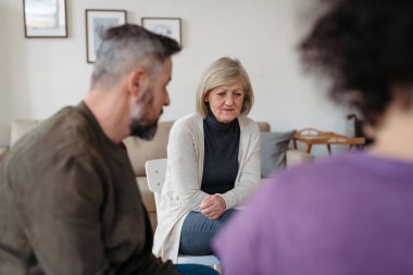 Grup terapisi sırasında destek arayan bir kadın. Duygusal rahatlama.