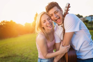 Camper van ile genç Çift