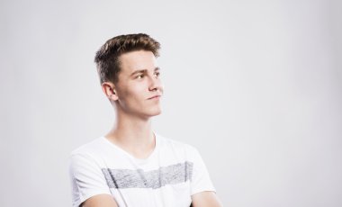 Yakışıklı genç adam.