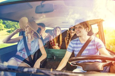 Hipster arkadaşlar yolculuğa